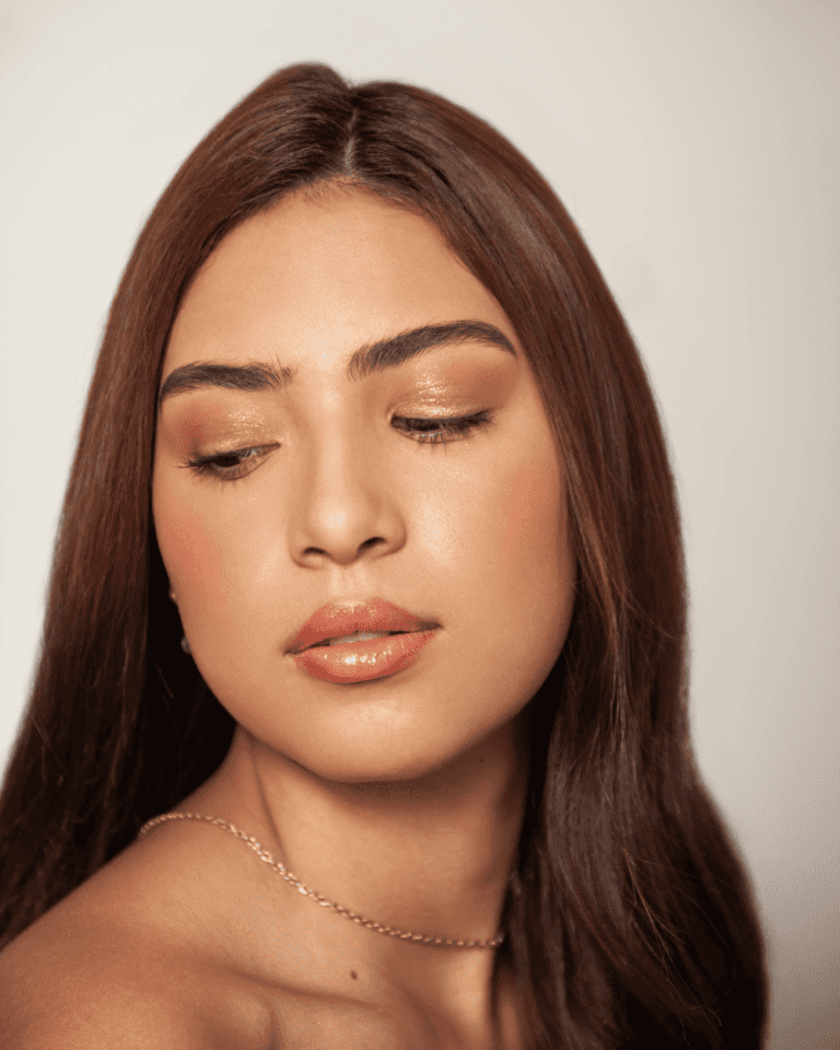 Maquillaje profesional a domicilio en Bogotá para fiestas, reuniones y eventos sociales.