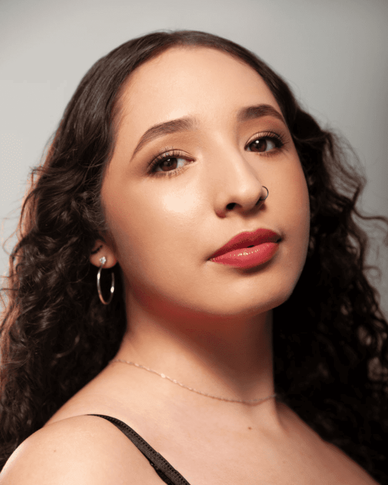 Maquillaje juvenil y radiante para quinceañeras en Bogotá, diseñado para resaltar tu belleza.